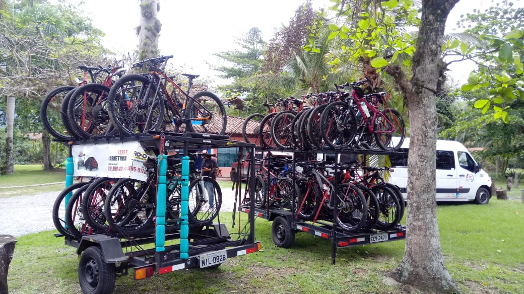 Carretinhas e reboques para o transporte de várias quantidades de bicicletas