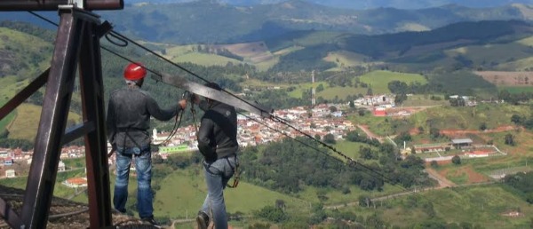 Vá com a Roots Adventure na maior tirolesa do Brasil
