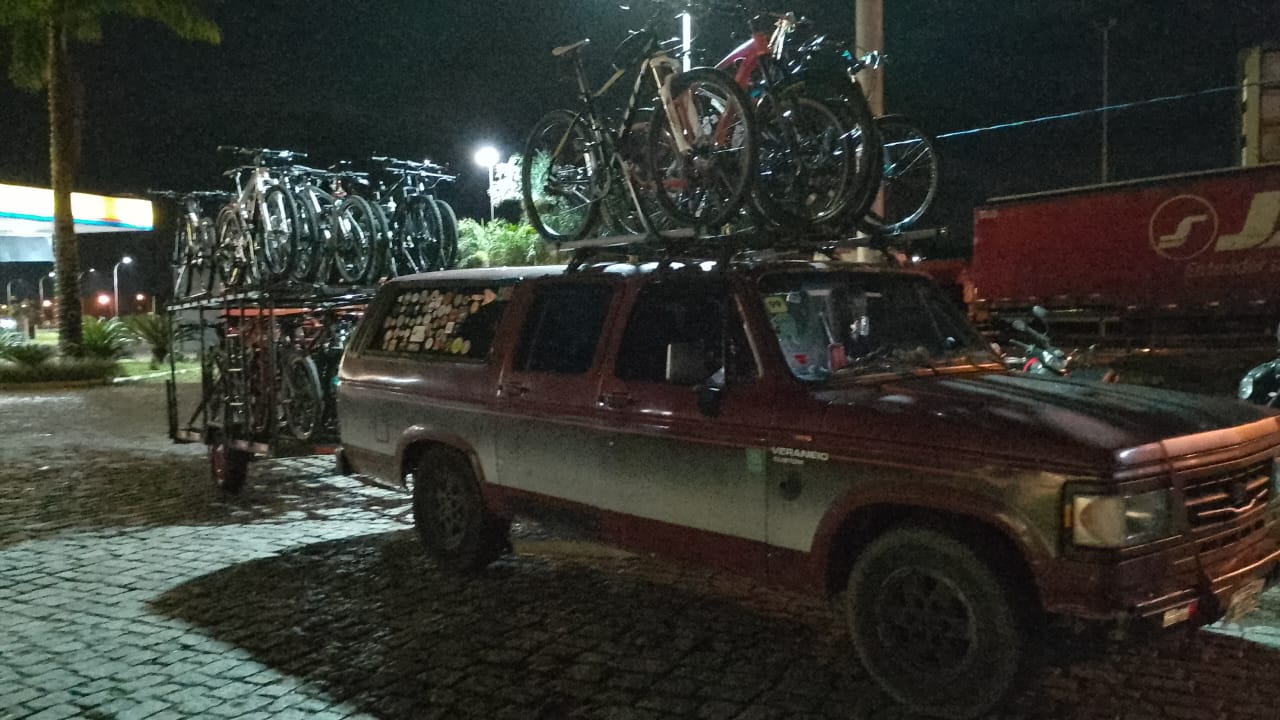 Carro de apoio levando 25 bikes na madruga para um pedal até a cidade de Ilhabela/SP.