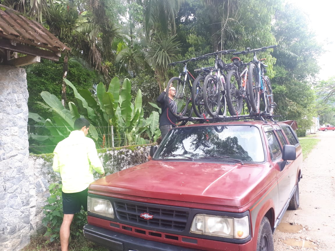 Carro de apoio na cidade de Morretes/PR após o pedal na Serra da Graciosa
