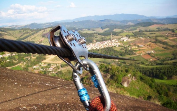 Vá com a Roots Adventure na maior tirolesa do Brasil