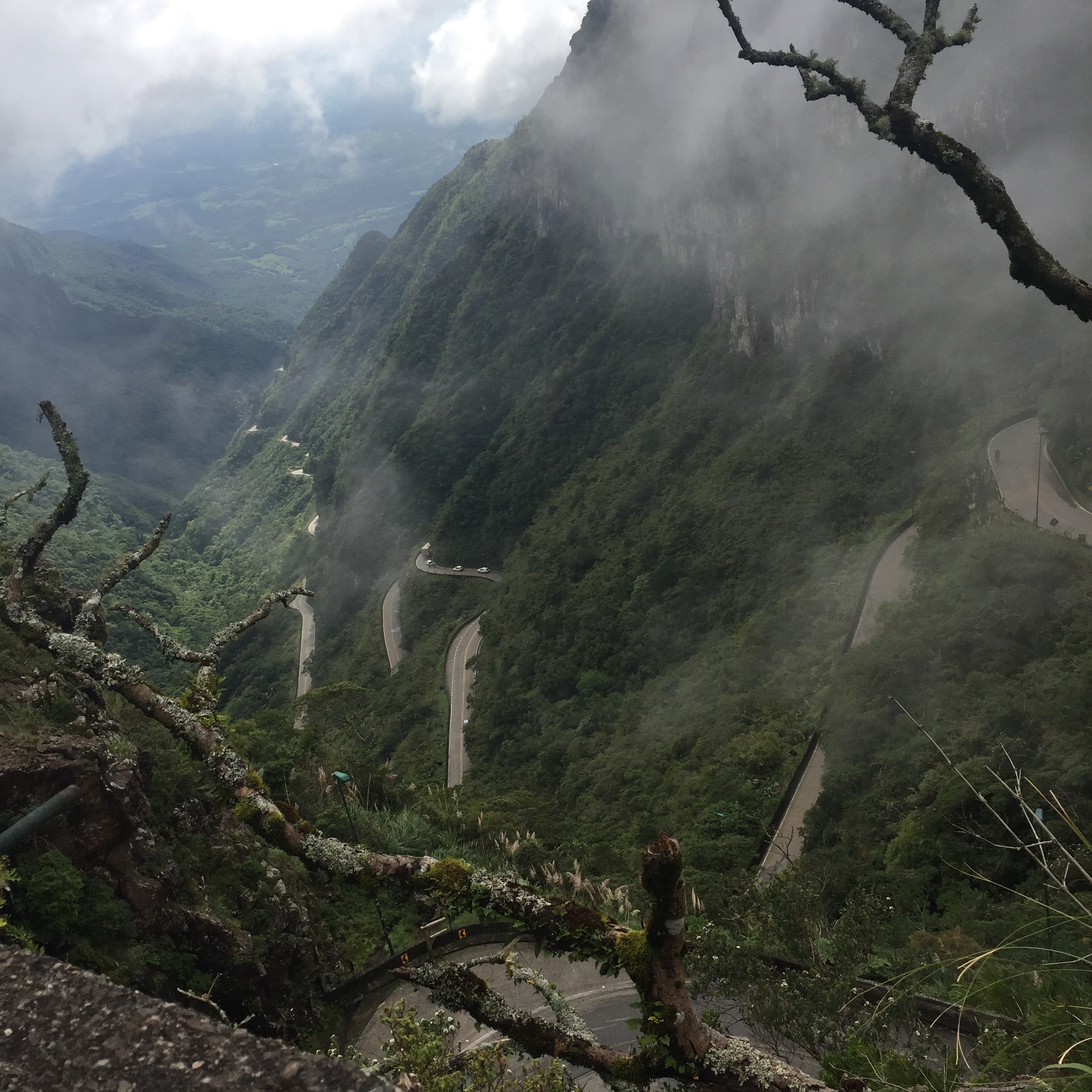 Uma bela imagem panorâmica da Serra do Rio do Rastro. Desafie-se com a Roots Adventure