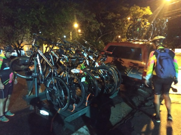 Carro de apoio levando as bicis dos ciclistas para o pedal entre SP Capital e Aparecida