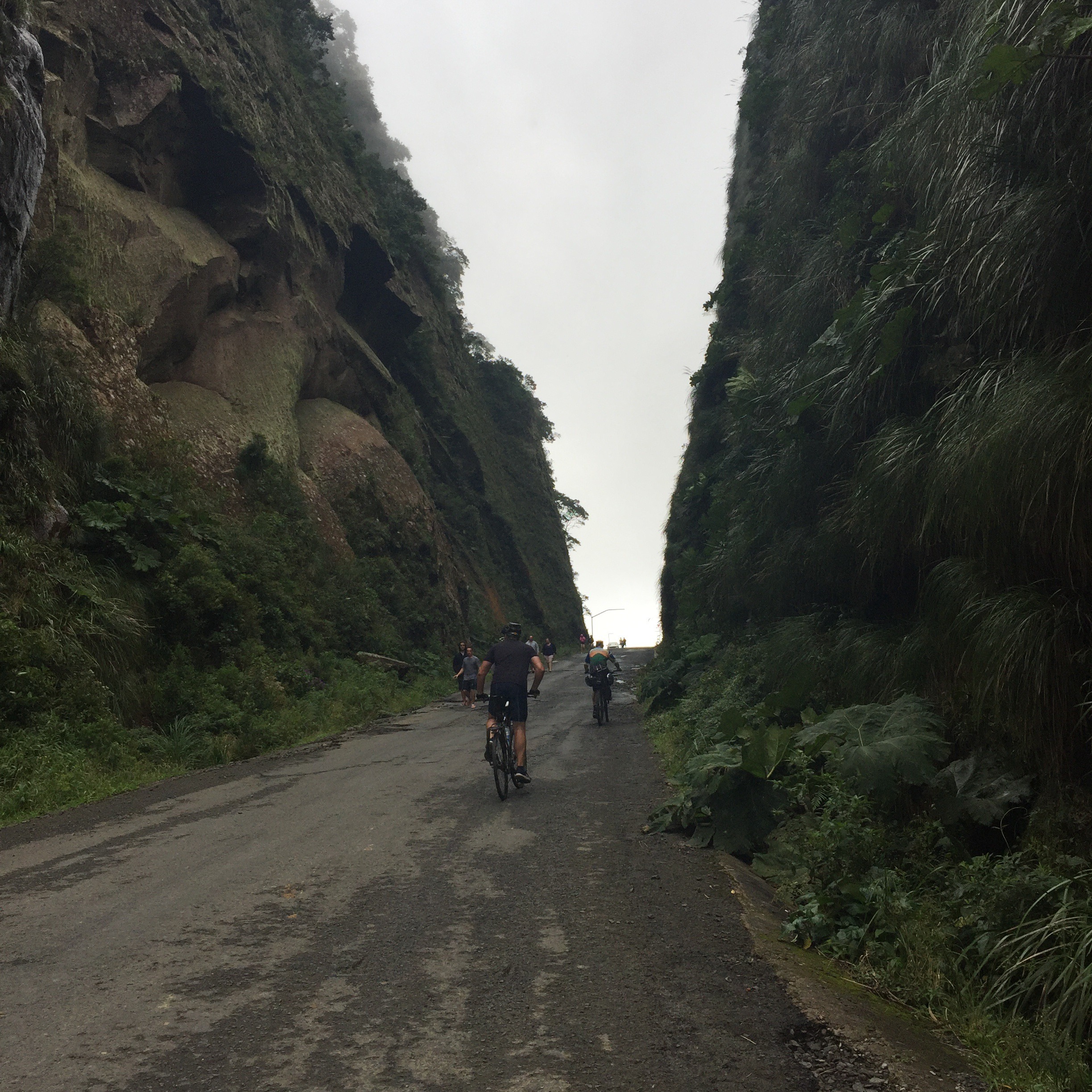 Foto chegando na garganta de pedra da Serra do Corvo Branco