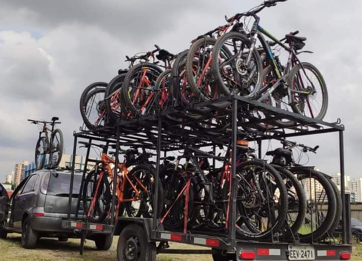 Alugar uma carretinha reboque exclusiva para bikes é uma ótima opção para levar as bicis com segurança