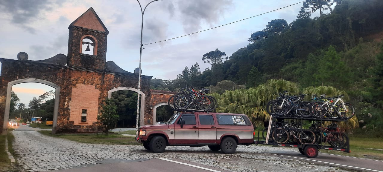 Carro de apoio no portal da Serra Graciosa em Quatro Barras/PR