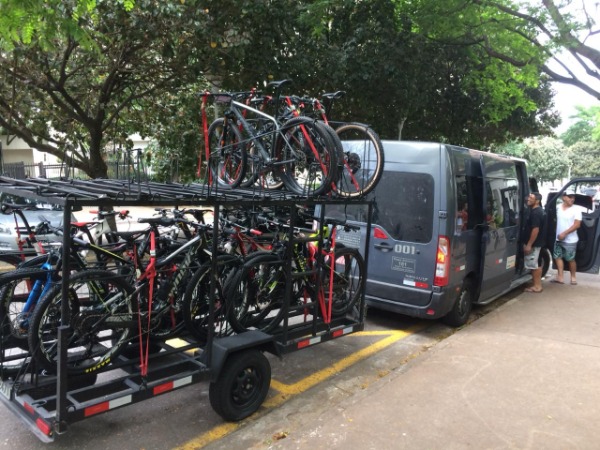 Seja qual for o tamanho do seu grupo de ciclistas, temos o veículo + carretinha ideal para atender. Seja uma dupla de bikers ou um grupo com 34 ciclistas.