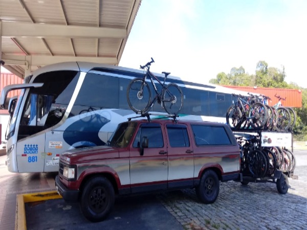 Carro de apoio fazendo o transporte de bicicletas excedentes para a Travessia no Pico dos Marins