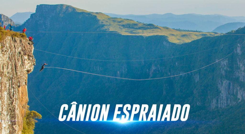 Salte de pêndulo em um cânion com 450m de altura
