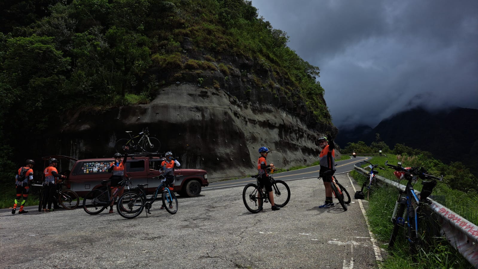 Carro de apoio na Serra do Rio do Rastro em Lauro Muller/SC